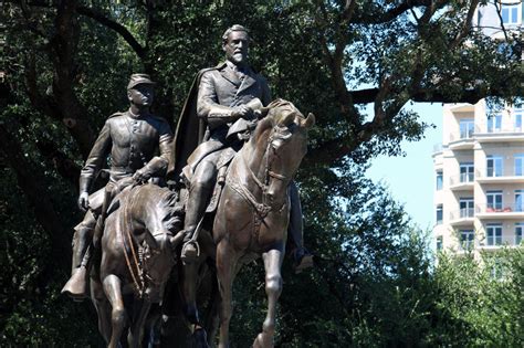 Crews Remove Statue Of Confederate Gen Robert E Lee From Oak Lawn