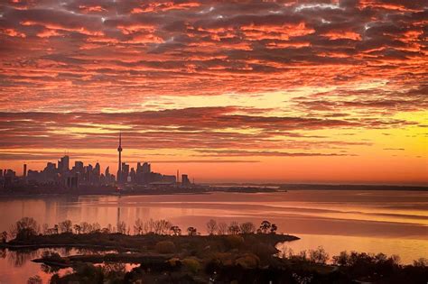 People in Toronto couldn't stop taking photos of this morning's ...