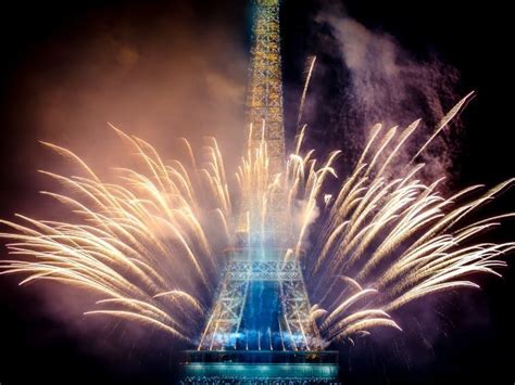 Sous les yeux d'emmanuel macron et de sa femme. 14-Juillet à Paris : le feu d'artifice de la Tour Eiffel ...