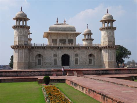 Famous Historic Buildings And Archaeological Sites In India Agra Taj