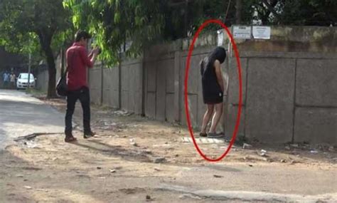 Watch Video A Woman Caught Peeing On Streets Indiatv News Mouthful News India Tv