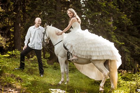 Este o zi tristă pentru presa din românia. Trash the Dress - Live-Band.ro