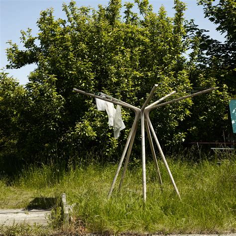 Einbetonieren variante a neuen wäschespinnen ist eine bodenhülse beigelegt die man einbetonieren kann. Spider Web Wäschespinne von Skagerak | Connox