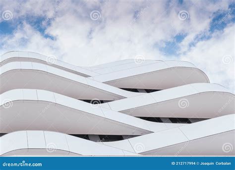 Arquitectura Moderna De Un Edificio Con Curvas Y Líneas Rectas Diseño