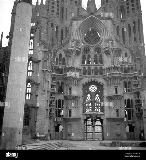 Fachada De La Sagrada Familia Iniciada En 1883 Fotografie En Blanco Y