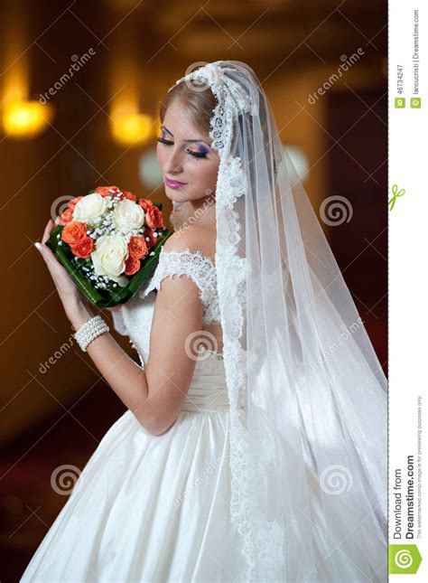 Tanya cox im hochzeitskleid gefickt. Junge Schöne Luxuriöse Frau Im Hochzeitskleid, Das Im ...