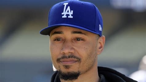 PHOTO Mookie Betts In A Dodgers Hat