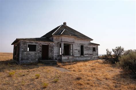 Lonely House Deteriorating On The Side Of The Road In Oregon 4000×