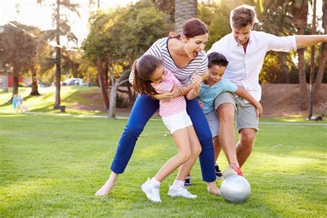 Familia Jugando Al Fútbol En El Parque Fotografía De Stock