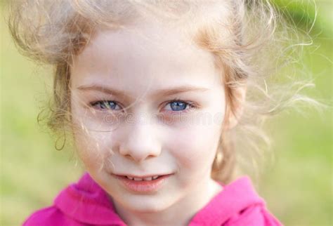 Cinco Anos De Menina Loura Caucasiano Idosa Da Criança Imagem De Stock