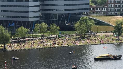 Op meerdere plekken in nederland was het woensdag erg druk in natuurparken, zo ook in het vondelpark in amsterdam. Zonaanbidders weggestuurd bij Somerlust en Marineterrein ...