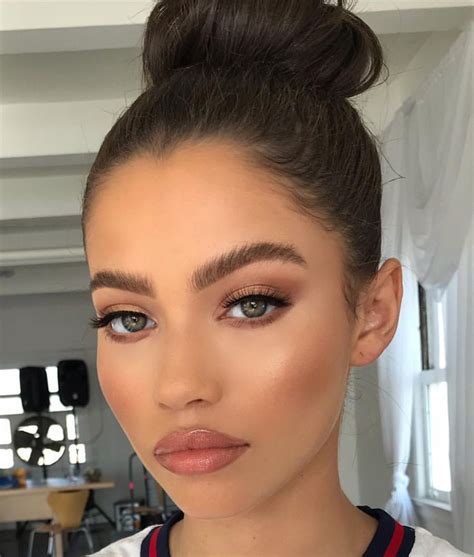 Beautiful Summer Glam Makeup Look With Natural Eyebrows And Lipgloss High Bun Hair Style By