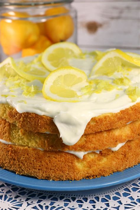 What makes this lemon cake recipe there's also a lemony crumb topping, just like the olive garden cake. Just Like Olive Garden's Lemon Cream Cake | RecipeLion.com