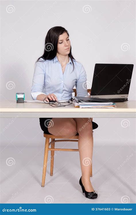 Frau Wirft Hinter Einem Schreibtisch Im Büro Auf Stockbild Bild Von