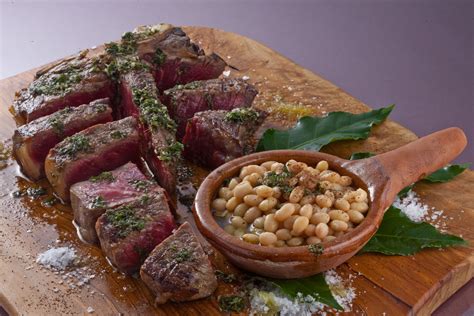 Bistecca alla fiorentina is a tasty tuscan cut of beef. Bistecca alla fiorentina con fagioli - Florentine style ...