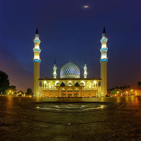 Pengurus, masjid tengku ampuan jemaah bukit jelutong, shah alam. Masjid Shah Alam Photograph by Mohd Rizal Omar Baki