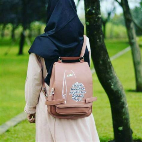 Penjelasan lengkap seputar gambar kartun muslimah bercadar, syari, cantik, lucu, keren, sedih, sahabat, berkacamata (terbaru 2019). 21+ Gambar Kartun Muslimah Memakai Tas - Gambar Kartun Ku