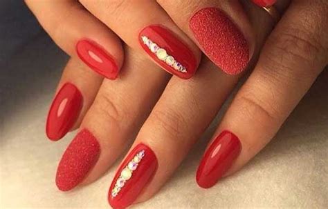 Decorar las uñas es una práctica que se ha vuelto muy popular desde hace un par de años pues lucen muy bonitas y en especial para las ocasiones especiales. Uñas decoradas color rojo - UñasDecoradas CLUB