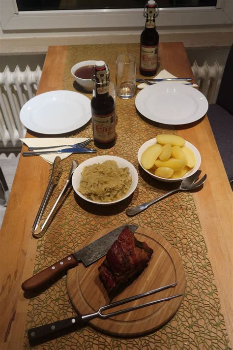 Kassler mit Sauerkraut Salzkartoffeln und Soße Tischbild Flickr