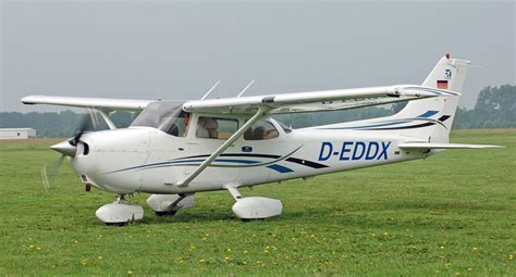 File:Cessna 172 Skyhawk (D-EDDX) 02.jpg