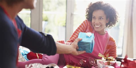 From a sympathy gift basket to condolence flowers, we rounded up the best gifts for sympathy. Why Giving Makes Us Feel Good - SevenPonds BlogSevenPonds Blog