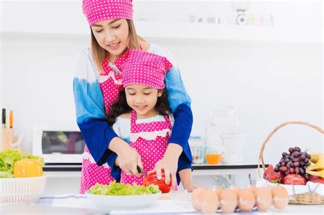 Madre E Hija Asiáticas Están Cocinando El Desayuno Juntos En La Sala De
