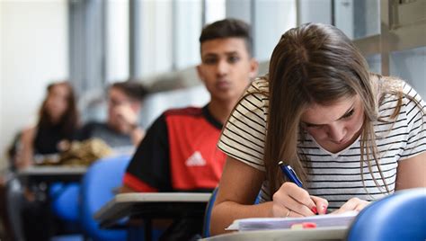 O prouni é uma forma de estudar de graça nas faculdades particulares usando a nota do enem. PROUNI Não matriculados têm até hoje para pedir bolsas ...