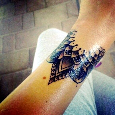 Here, we will give you 100 tattoo wrist ideas that can make you. 100 ideas for wrist tattoo - You are unique in the trend ...