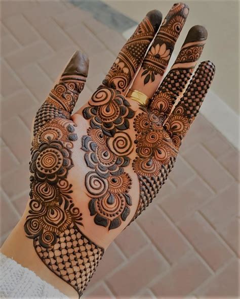 8 Front Side Mehndi Design Ideas That Will Give Your Bridal Lehenga