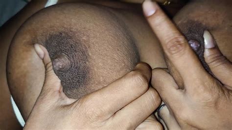 स्तन दुहना श्रीलंकाई हॉट गर्लफ्रेंड के स्तन खेलना और क्लोसअप सिंहली लड़कियों के स्तन दूध सेक्स
