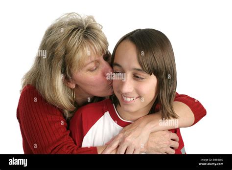 Una Madre Dándole Un Beso En La Mejilla A Su Hijo Adolescente Aislado Fotografía De Stock Alamy