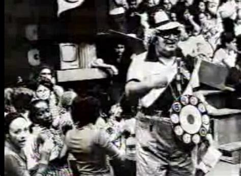 .como teresinha!, vocês querem bacalhau?, eu vim para confundir, não para explicar! e chacrinha diz diversos de seus bordões: A Vida de Chacrinha: O Velho Guerreiro | Famosos - Cultura Mix