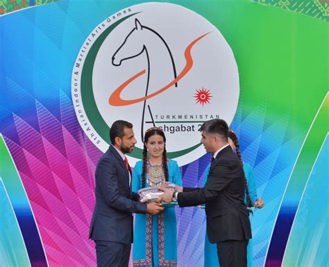 علم دولة الإمارات العربية المتحدة اعتمد حين رفعه الشيخ زايد بن سلطان آل نهيان، بين يديه في 2 ديسمبر عام 1971، وذلك بمناسبة إعلان قيام دولة الإمارات العربية المتحدة معلناً إياه علماً لدولة. علم البحرين يرفرف في سماء تركمانستان بـ"الألعاب الآسيوية ...