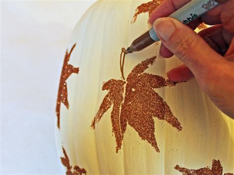 Easily Glam Up Your Fall Decorations With These Glittering Leaf