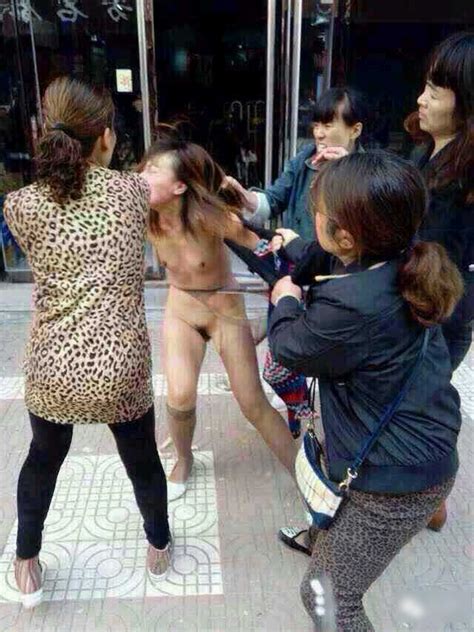 画像中国の街中で不倫した女が素っ裸にされてる ポッカキット