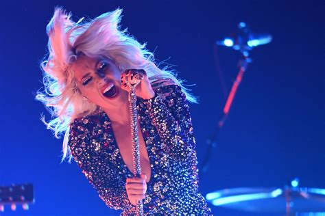 Grammys 2019 Lady Gaga Gives Shallow The Rock N Roll Treatment Entertainment