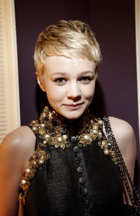 Apply a small amount of carey mulligan's chic, sophisticated, blonde hairstyle is a chic way to style short hair. Carey Mulligan (With images) | Short hair styles, Hair ...