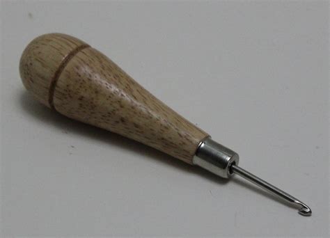Primitive Rug Hooking Hook With Wooden Handle For Primitive Rug Hooking