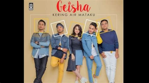 Aku mimpikan lembutnya pelukan hangat nafasmu masih kurasakan saat kau ungkap cinta buat ku bahagia sayang ku rindukan dalam suram yang membaluti hati ku tahan tangis kerna kehilangan kini tiada lagi bisikan bahagia kau telah bawa pergi dan takkan kembali. Chord Kunci Gitar & Lirik Lagu Pergi Saja - Geisha, Pergi ...