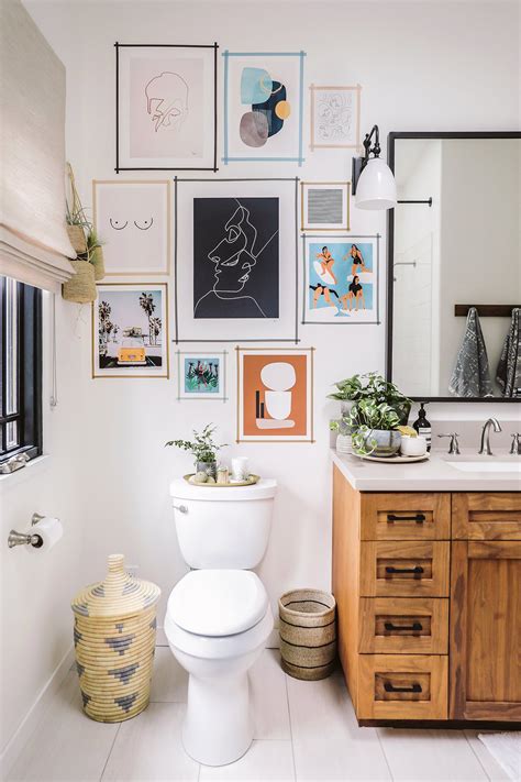 15 Bathrooms With Beautiful Wall Decor That Will Inspire A
