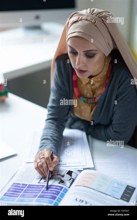 Hijab Schule Fotos Und Bildmaterial In Hoher Auflösung Alamy