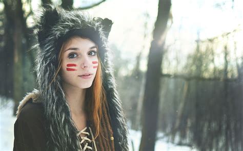 デスクトップ壁紙 森林 女性 モデル ポートレート 長い髪 ビューアを見て 帽子 雪 冬 ボディーペイント ドレス フード ファッション ヘア 毛皮 読取り