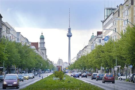 Frankfurter Allee In Berlin Friedrichshain Mit Dem Berliner Fernsehturm