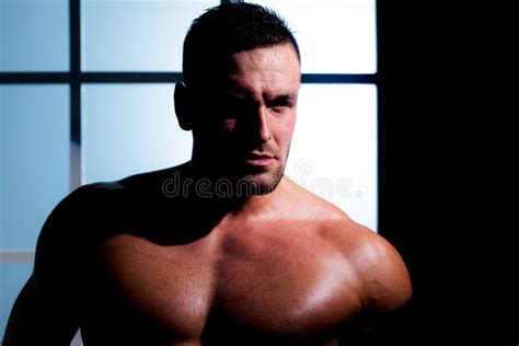 Hombre Sexy Muscular Con Torso Desnudo Foto De Archivo Imagen De Torso Novio