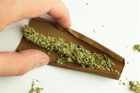 How To Roll The Best Blunt Beginners Guide Leafy Mate