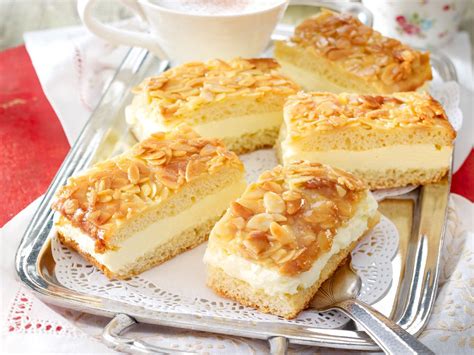 Gib dazu 50 g butter, 40 g zucker und 3 el schlagsahne in eine pfanne. bienenstich kuchen rezept blech