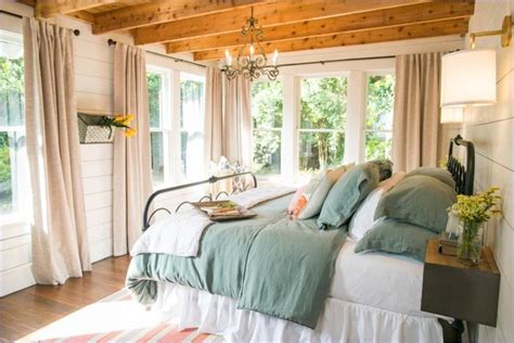 Rebecca that illusion mirror/window treatment in the master bedroom is fantastic! Awesome Joanna Gaines Bedroom Decorating Ideas 99 Fixer ...
