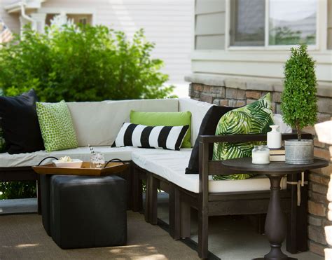 What better seating than an outdoor sectional couch?! gorgeous diy outdoor sectional! | Diy outdoor furniture ...