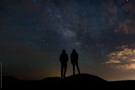 Silhouette Of Couple With Milky Way Galaxy And Stars Del Colaborador