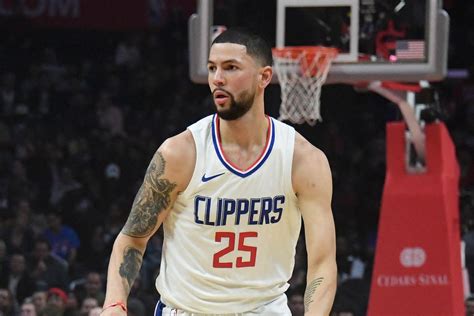 Austin rivers inadvertedly hits lebron james in the head with the ball and gets scared. Watch: Austin Rivers Crosses Up Lakers' Josh Hart - Clips ...